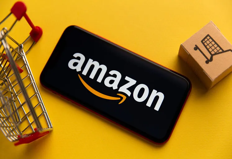 Teléfono con logo de Amazon y carrito de compra